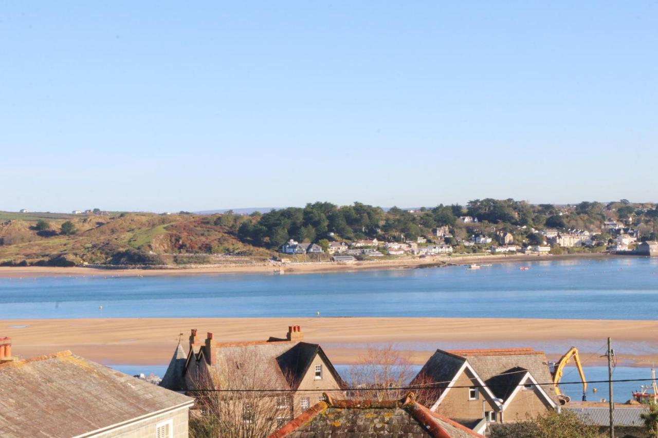 Townhouse, Close To Harbour With Sea Views Holiday home *