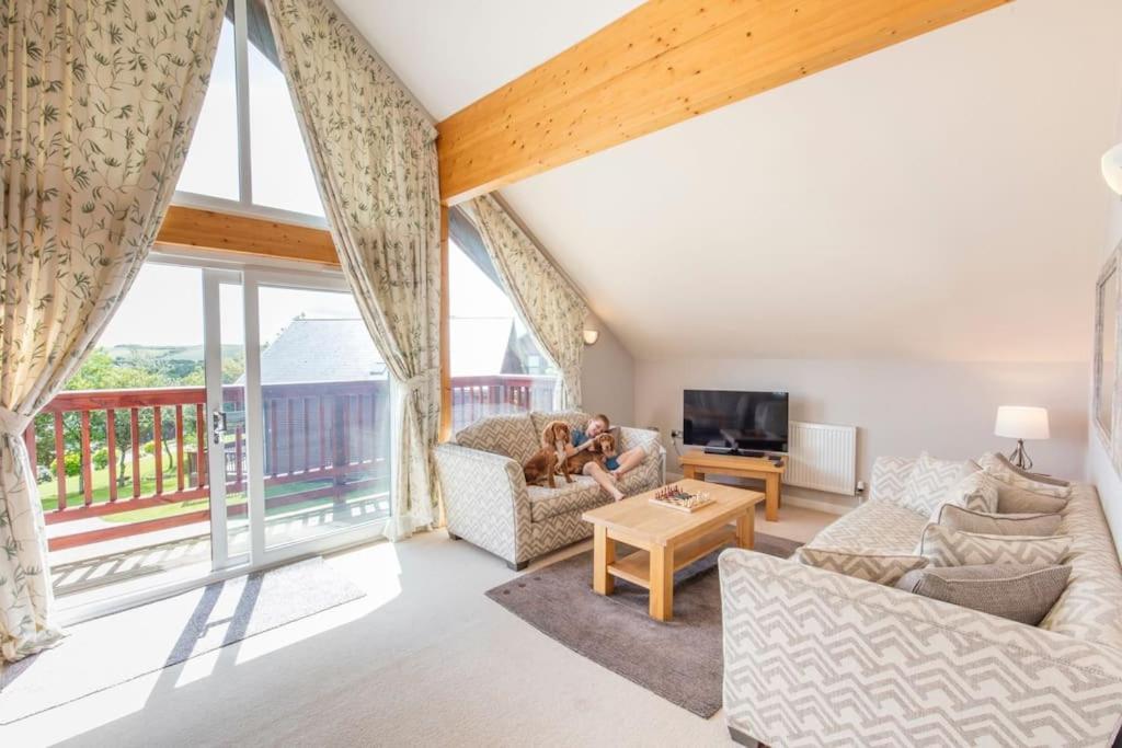 Retallack 4 Bedroom - Hot Tub For Hire On Request -pool & Holiday home Padstow