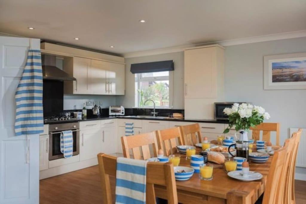 Retallack 4 Bedroom - Hot Tub For Hire On Request -pool & Holiday home *
