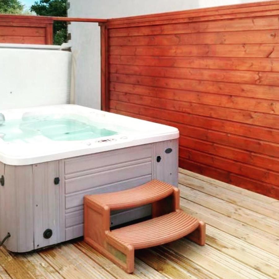 Waters Edge On Retallack Resort- Private Hot Tub Holiday home *