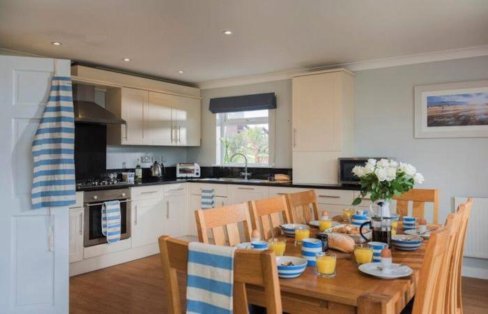 Waters Edge On Retallack Resort- Private Hot Tub Holiday home *
