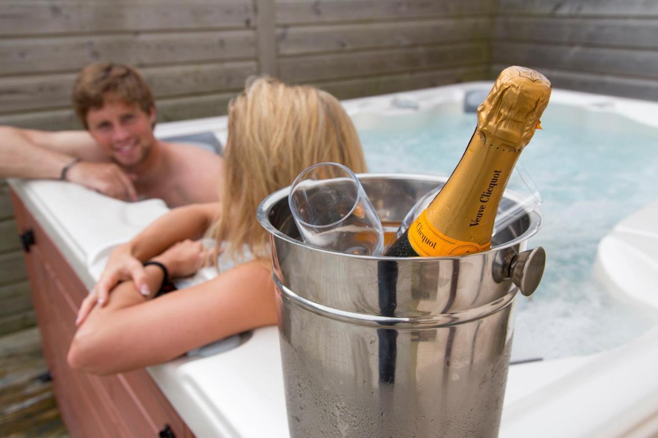 Waters Edge On Retallack Resort- Private Hot Tub Holiday home *
