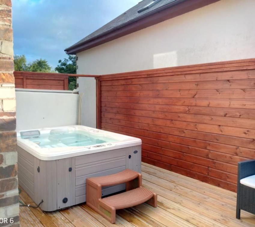 Waters Edge On Retallack Resort- Private Hot Tub Holiday home *