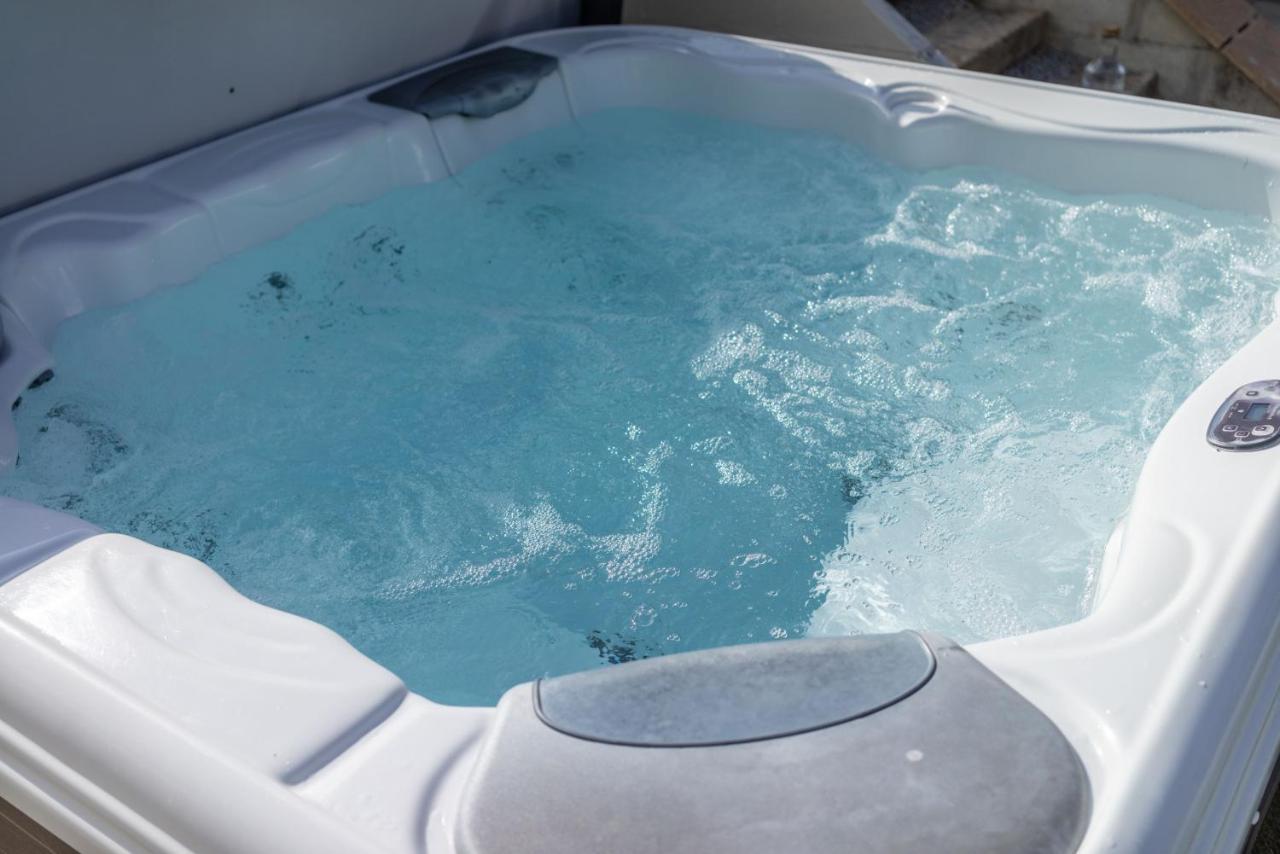 Puffin Hot Tub Lodge, 4 Bedrooms Resort, Pool,gym,bar Padstow