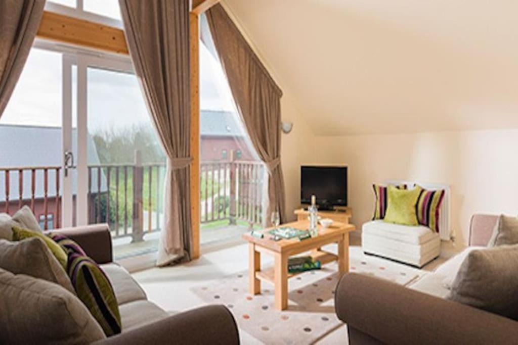 Swallow With Hot Tub, Dogs Welcome Sleeps 8, Great Facilities