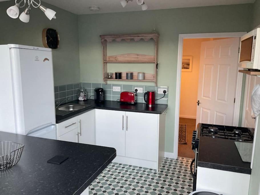 Apartment Comfy And Welcoming 2 Bedroom Annex. *