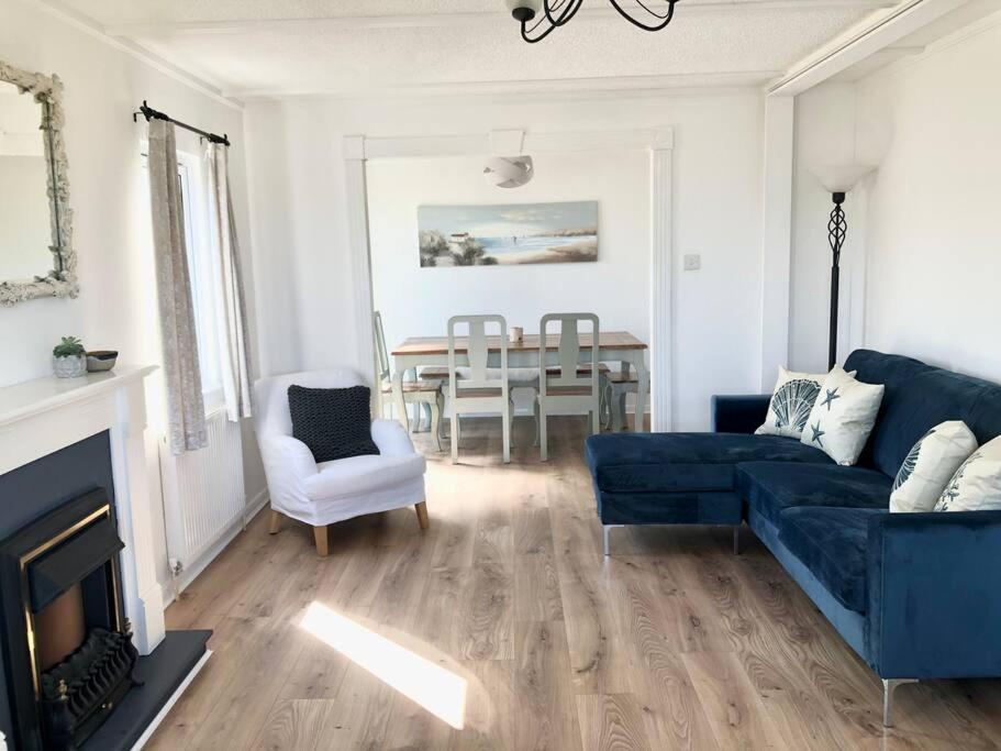 Fresh 4 Bed Coastal Nr