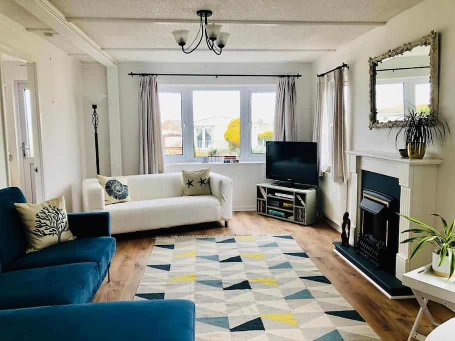Fresh 4 Bed Coastal Nr
