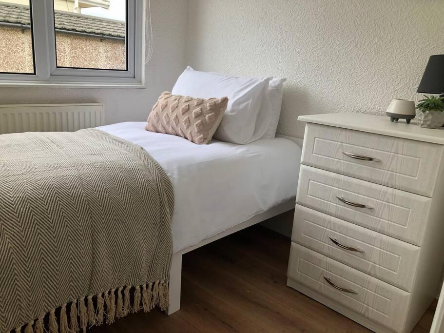 Fresh 4 Bed Coastal Nr