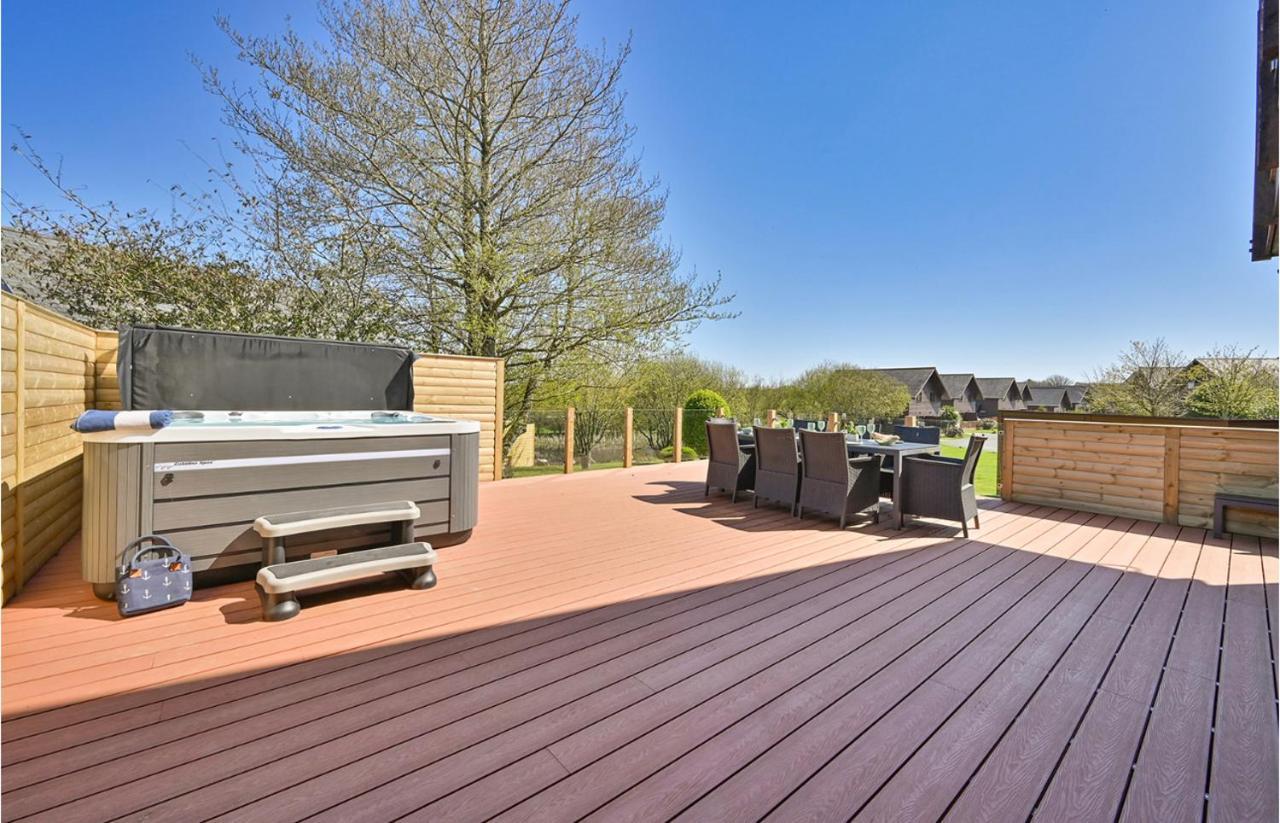 Puffin Hot Tub Lodge, 4 Bedrooms Resort, Pool,gym,bar *
