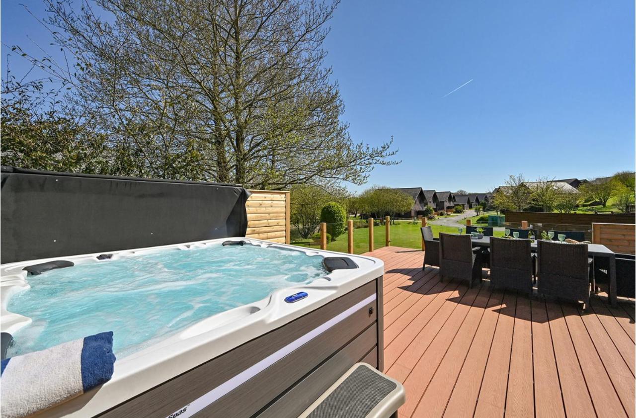 Puffin Hot Tub Lodge, 4 Bedrooms Resort, Pool,gym,bar
