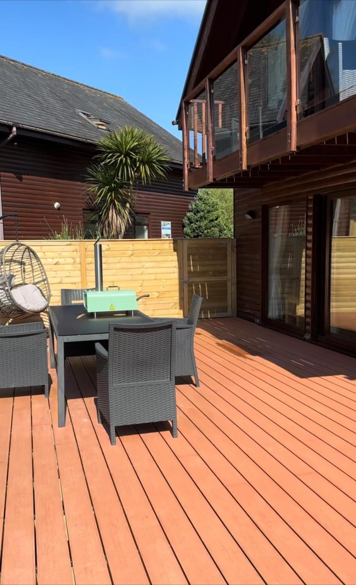 Swallow With Hot Tub, Dogs Welcome Sleeps 8, Great Facilities