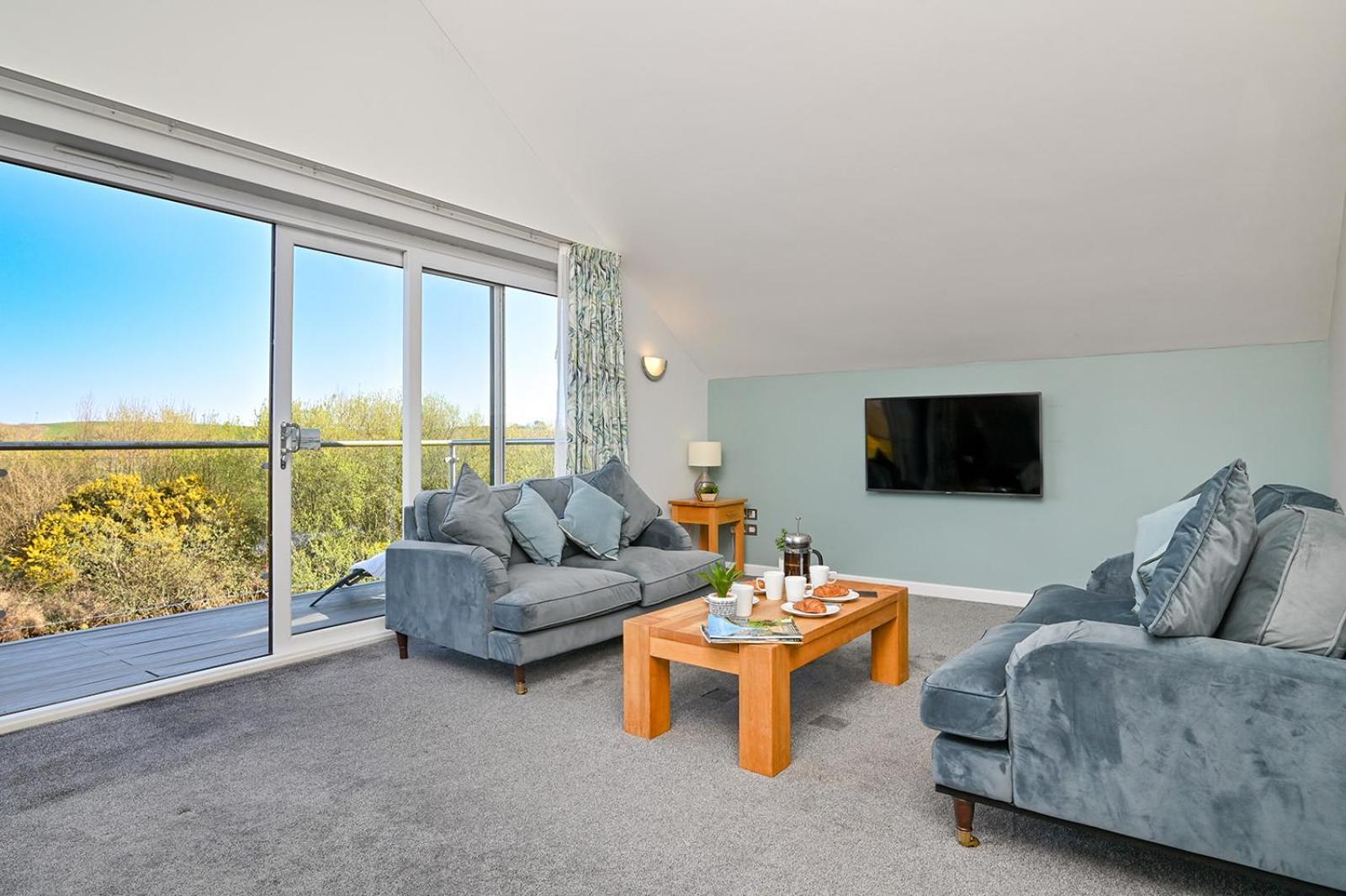 Lakeside House On Retallack With Hot Tub 110 Holiday home