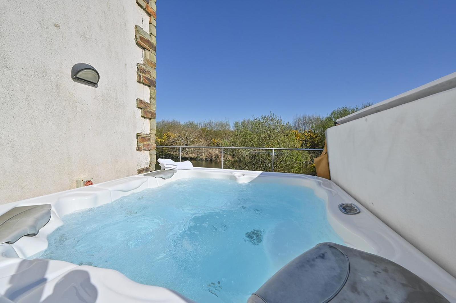 Lakeside House On Retallack With Hot Tub 110 *