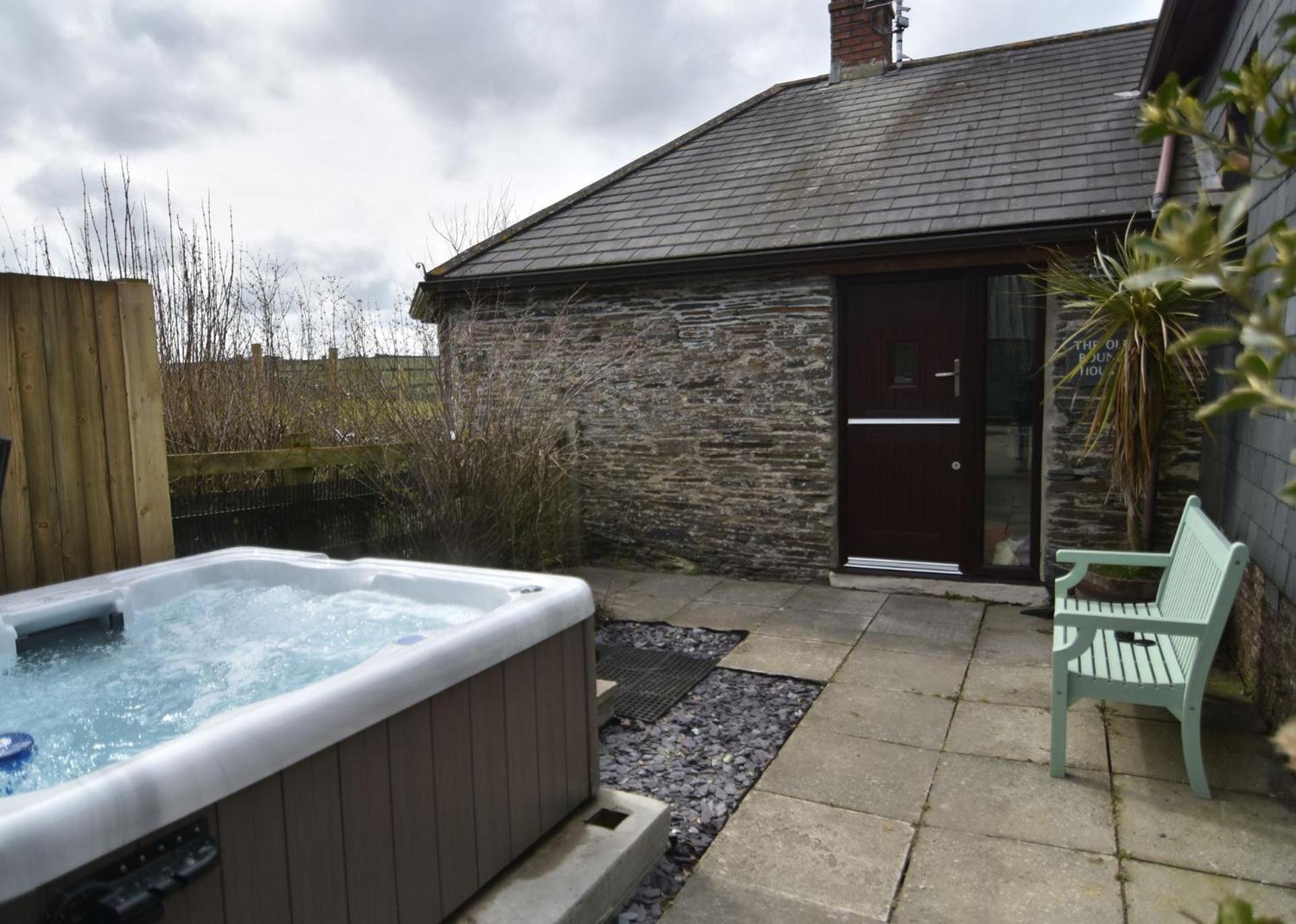 Old Round House With Hot Tub *