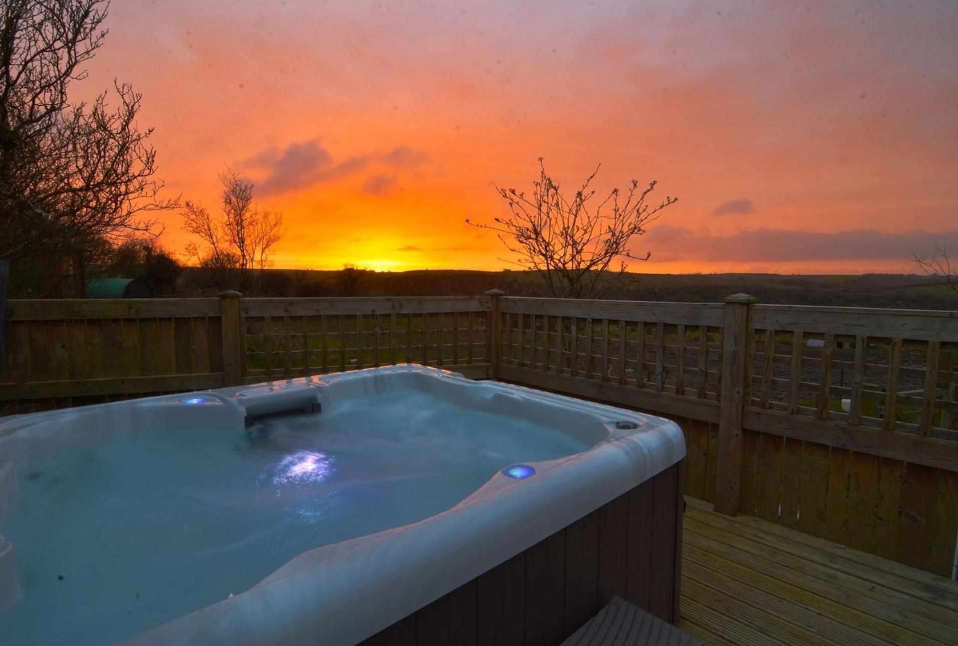 Lily Pad With Hot Tub Holiday home