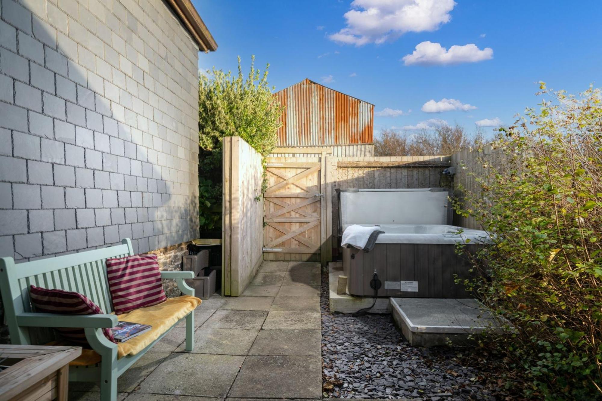 Old Round House With Hot Tub Holiday home Padstow