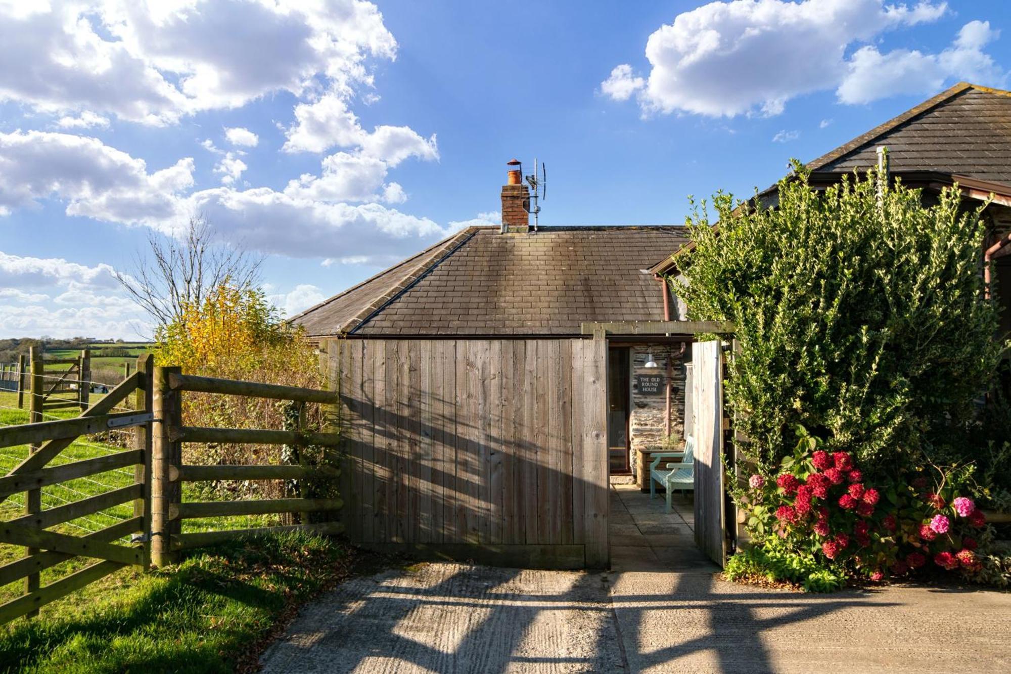 Old Round House With Hot Tub Holiday home *