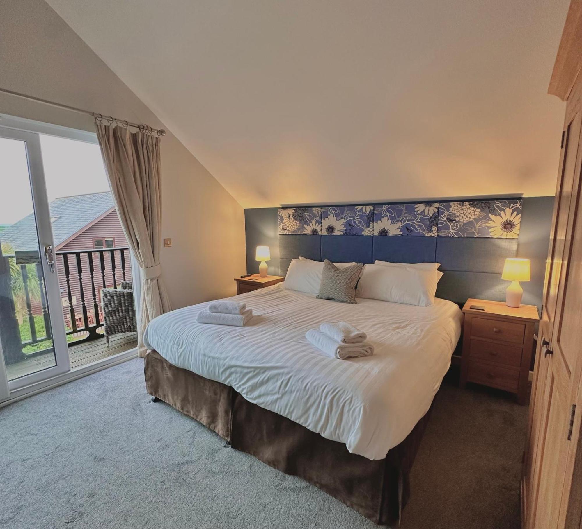 Hot Tub At Retallack With 2 Bedrooms Resort