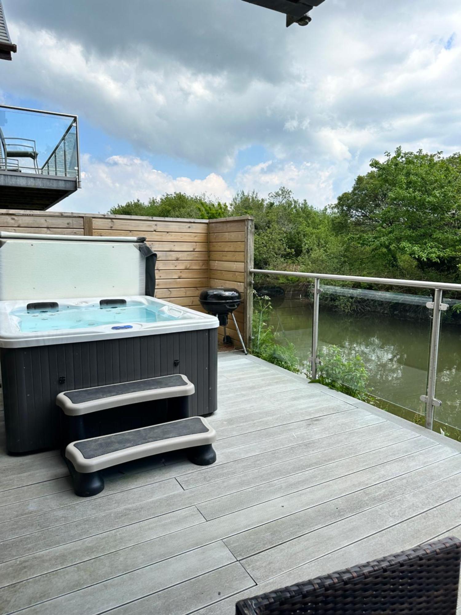 Holiday home Waveside-waterside With Hot Tubresort Poolgym
