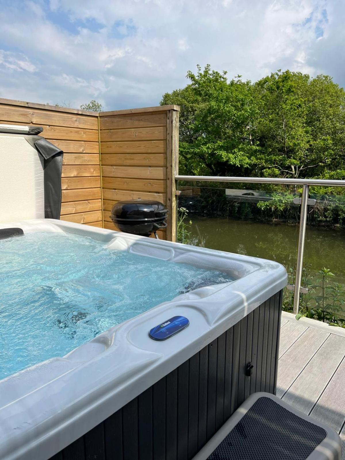 Holiday home Waveside-waterside With Hot Tubresort Poolgym Padstow