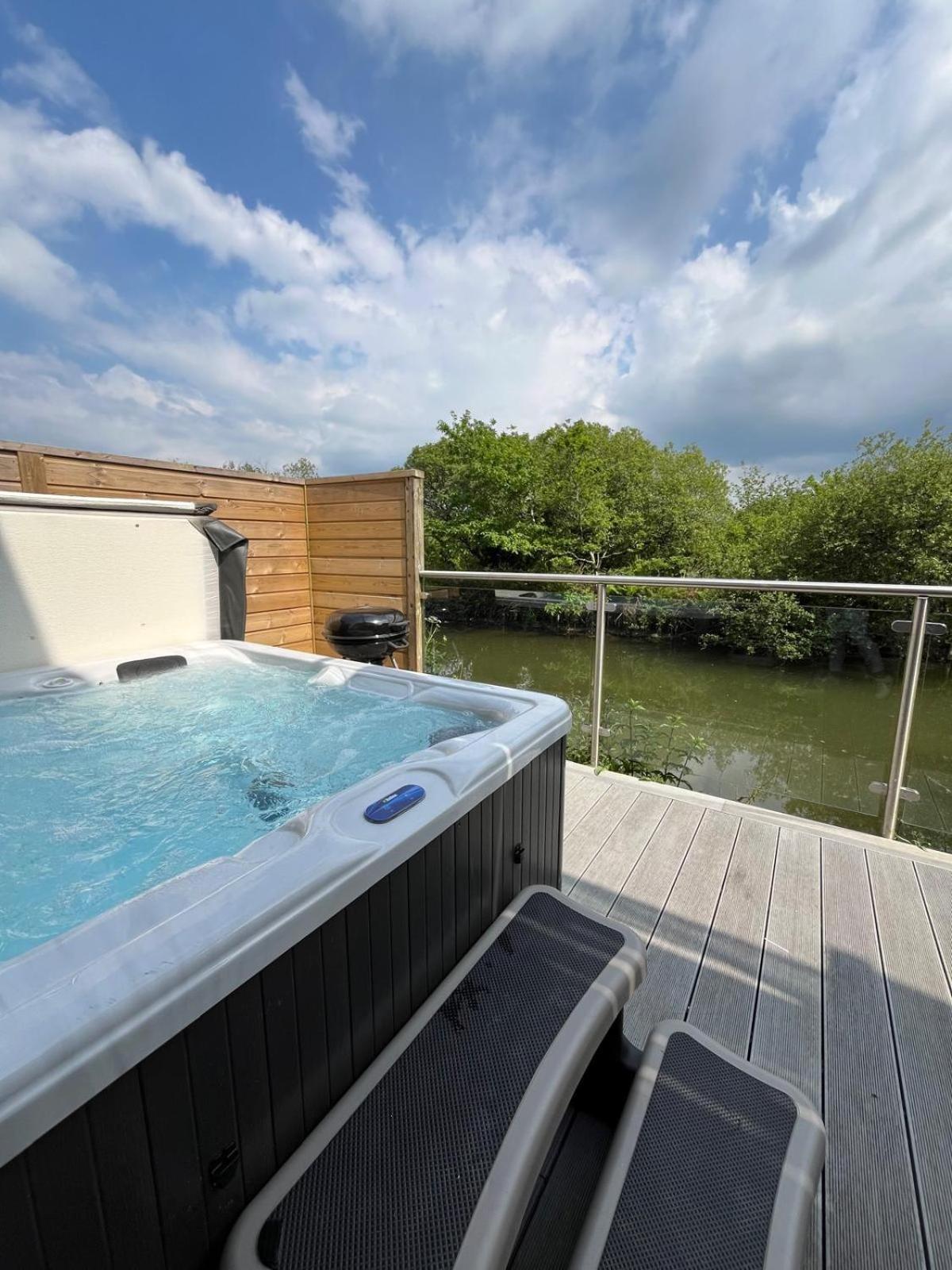 Waveside-waterside With Hot Tubresort Poolgym *