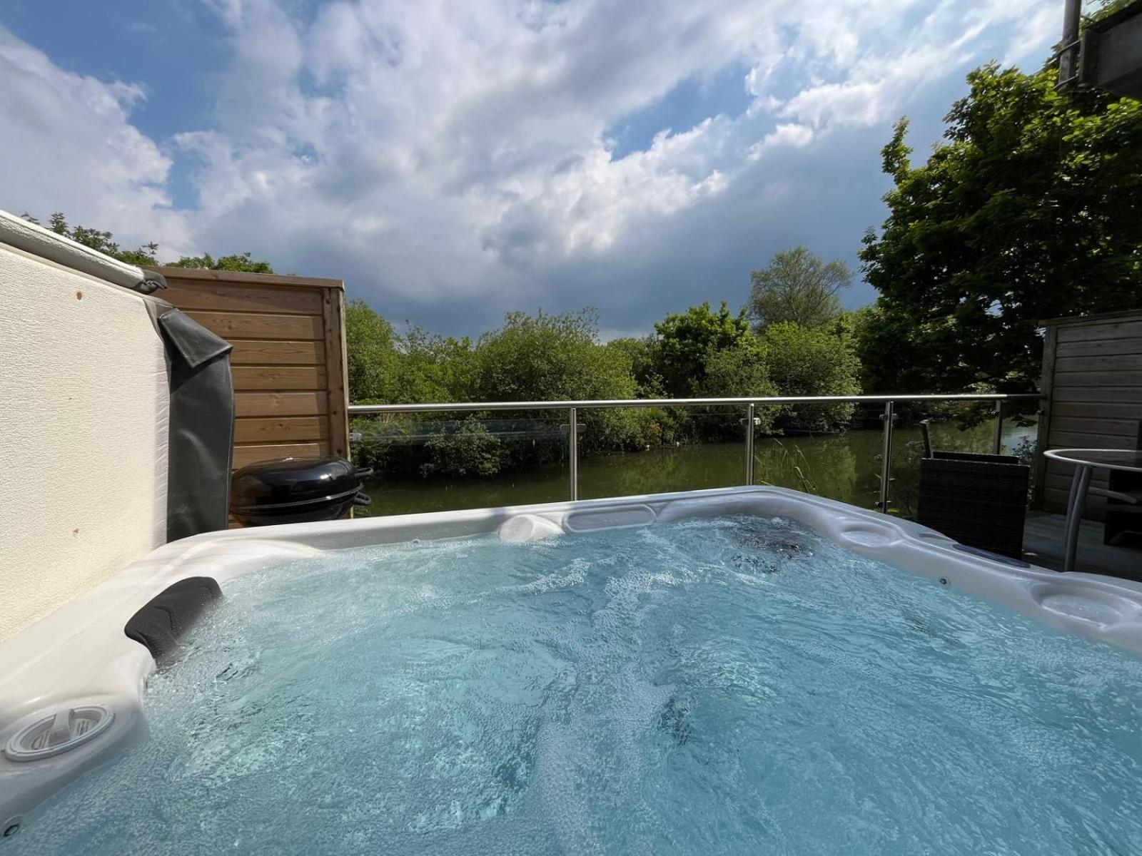 Waveside-waterside With Hot Tubresort Poolgym Padstow