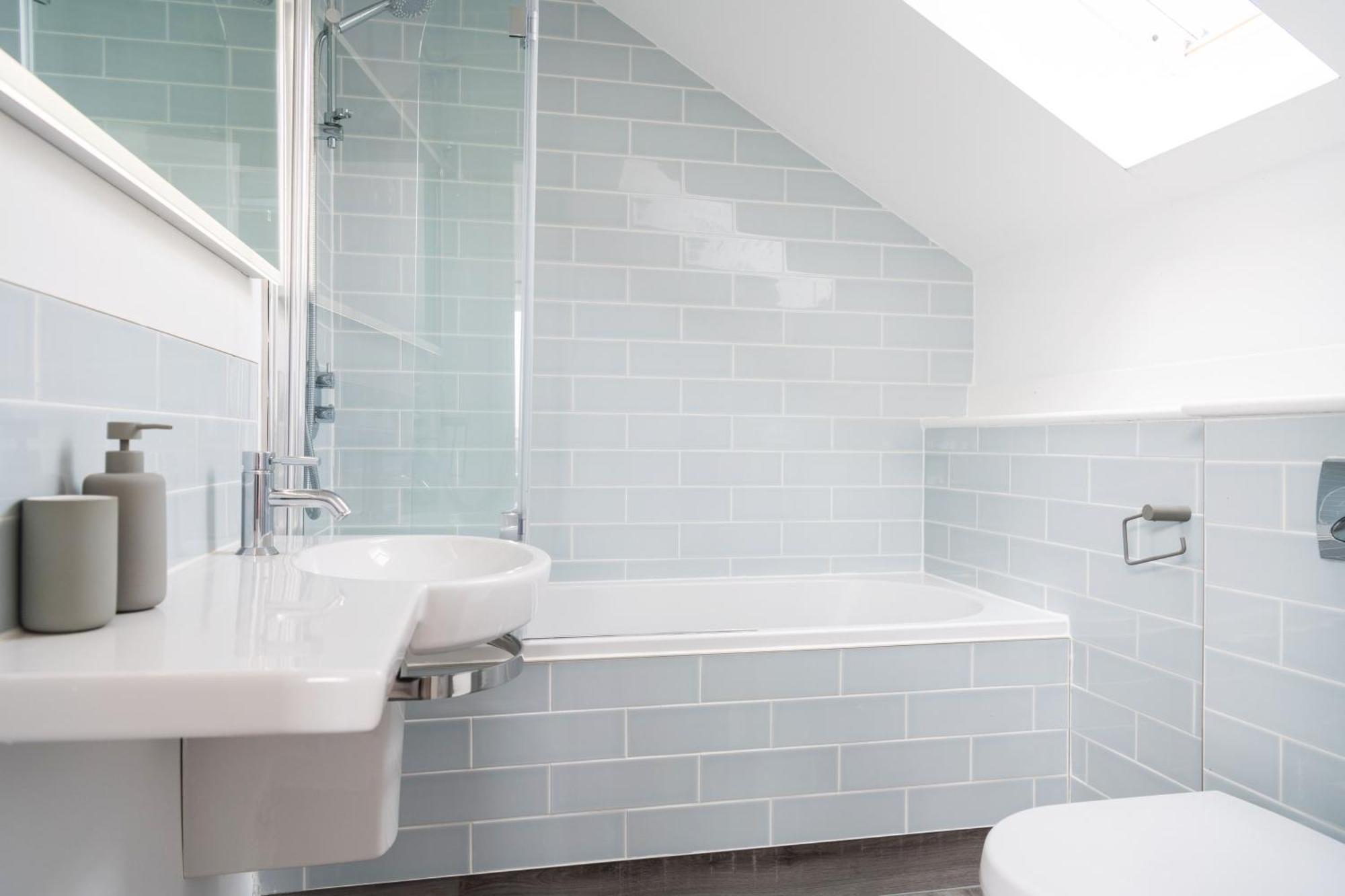 Waveside-waterside With Hot Tubresort Poolgym Padstow