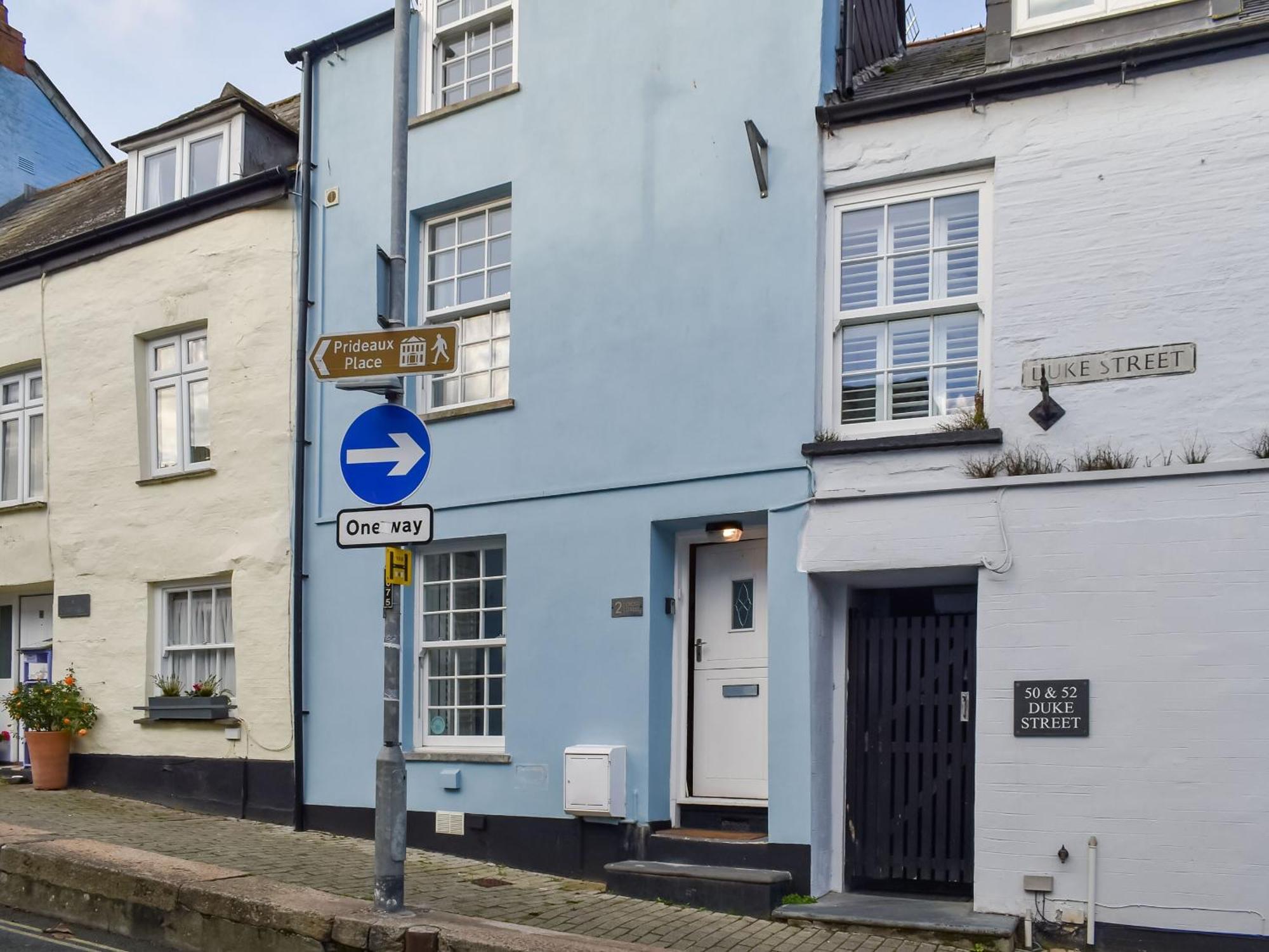 Holiday home Stones Throw *