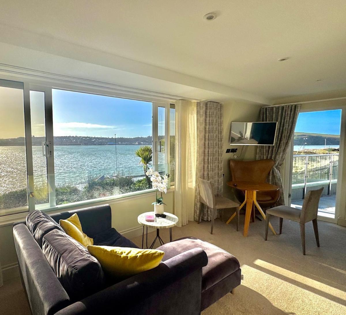 Bijou Beachfront Gem, Rock *