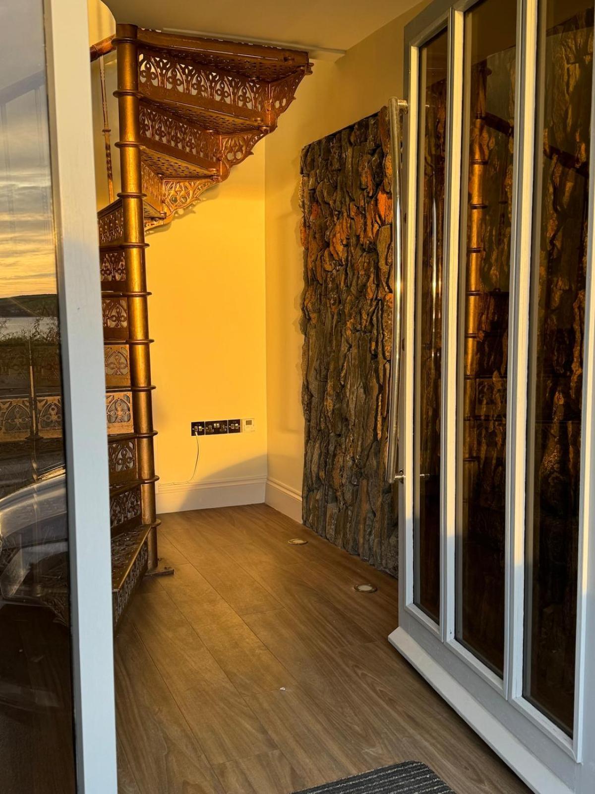 Bijou Beachfront Gem, Rock