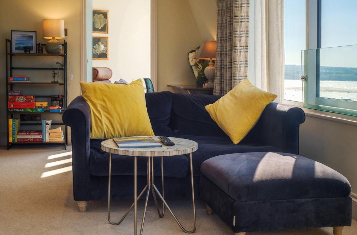 Bijou Beachfront Gem, Rock *