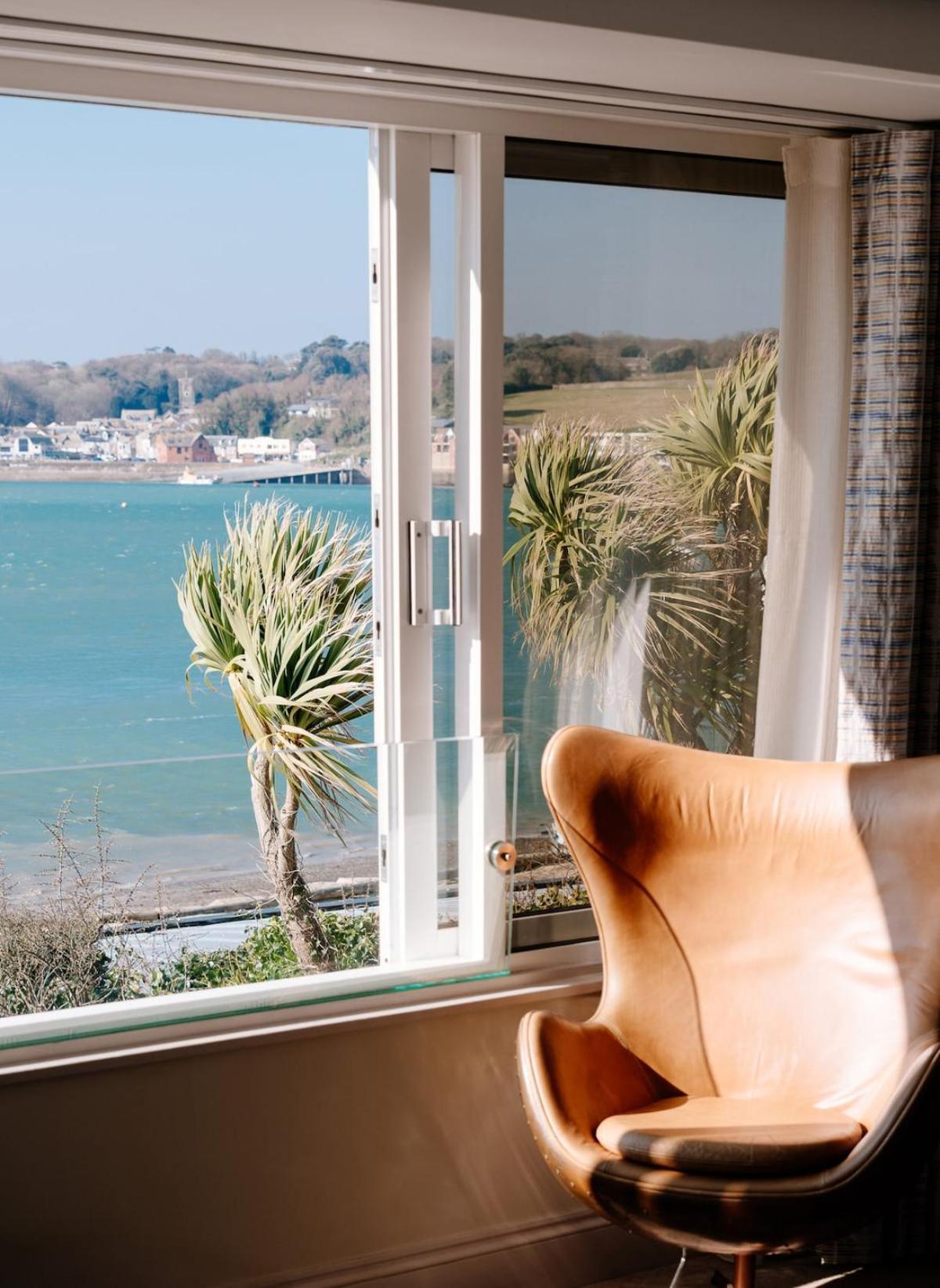 Bijou Beachfront Gem, Rock