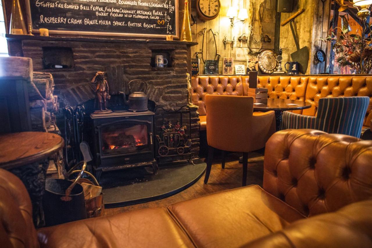 The Pickwick & Oliver's Restaurant Inn *