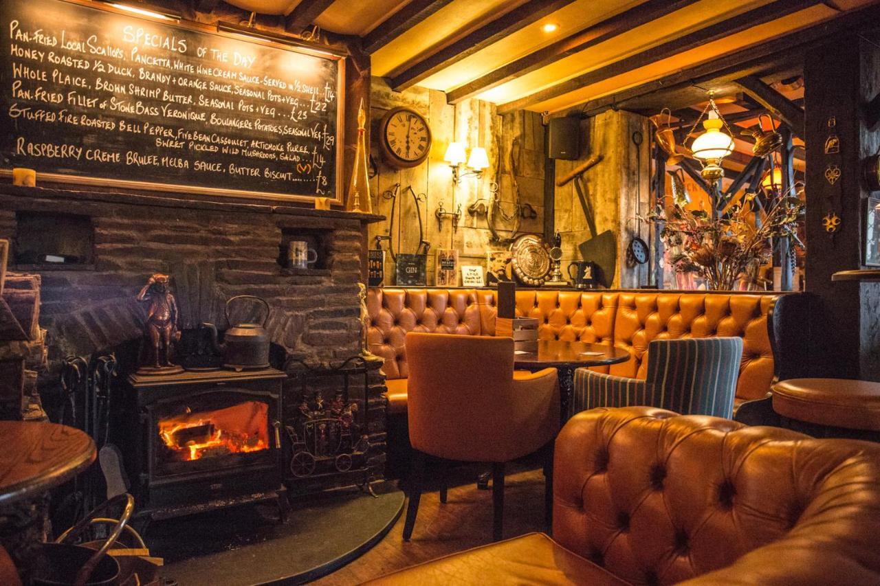 Inn The Pickwick & Oliver's Restaurant *